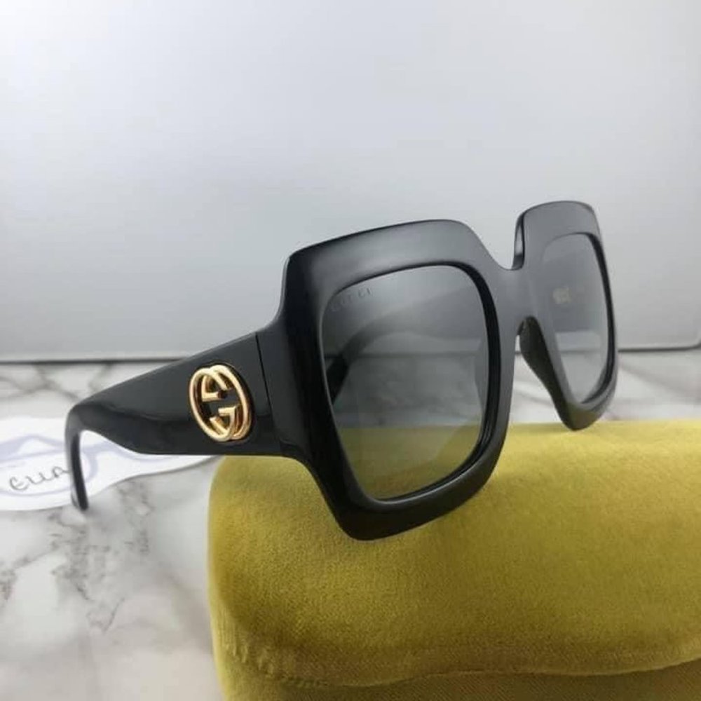 Gucci Oversized Black Square Sunglasses with Gold Logo - Picture 3 of 7